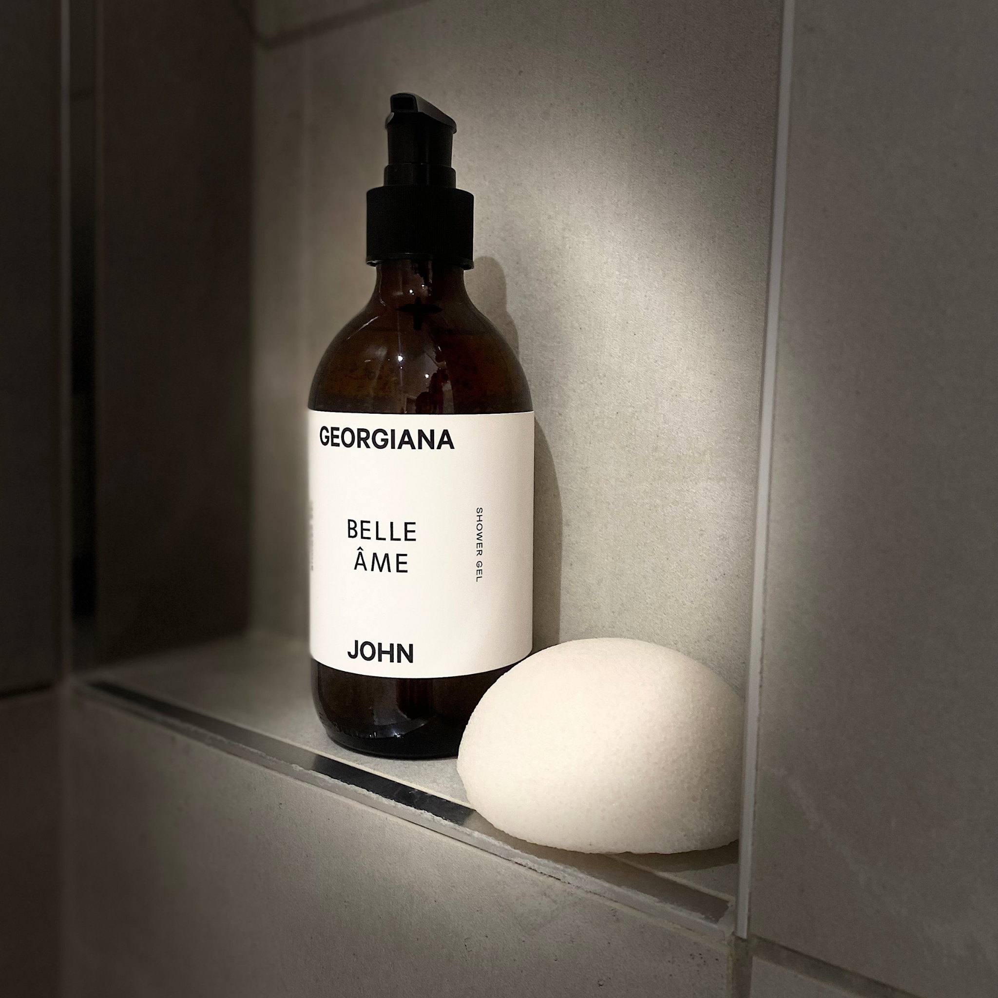 Lather on and rinse off this soap free shower gel. This non-drying formula is enriched with hyaluronic acid for super hydration and rose quartz to restore overall wellbeing.